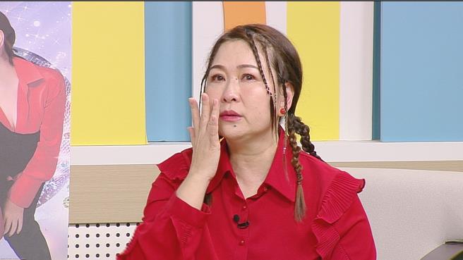 「金曲歌后」張秀卿在節目上提到過往身世，不禁落淚。（和展影視提供）