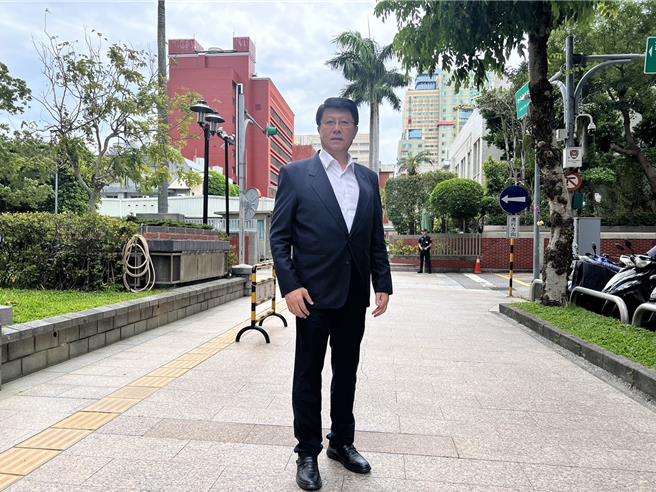 国民党台南市立委谢龙介20日未回台南参加国宴，仍在立法院前隔空对赖清德就职发表看法。（谢龙介提供／程炳璋台南传真）