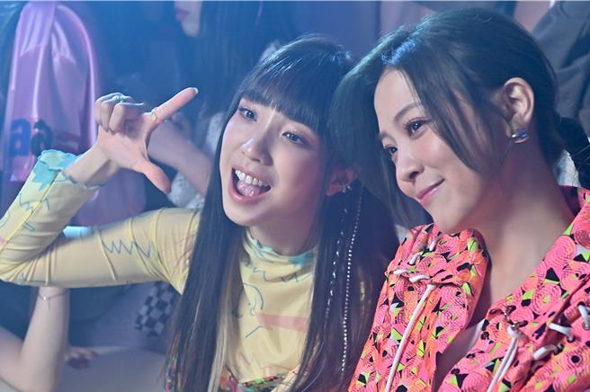 卓文萱與梁舒涵合作全新單曲〈你超啤的〉。（寬寬整合行銷提供）