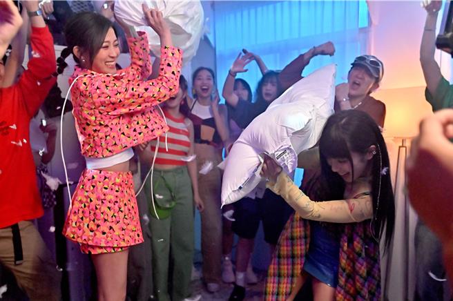 卓文萱與梁舒涵合作全新單曲〈你超啤的〉。（寬寬整合行銷提供）