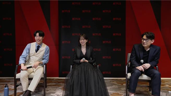 《The 8 Show》导演韩在林（右起）、千玗嬉、柳俊烈接受台媒访问。（Netflix提供）