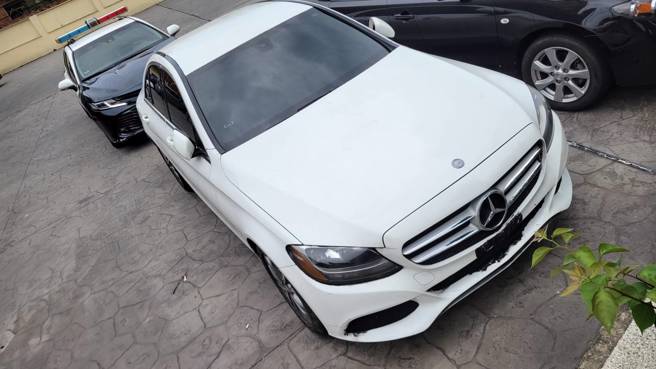 「连童带车」窃走一中商圈未熄火宾士，窃贼拆掉车牌在彰化落网。(冯惠宜翻摄)