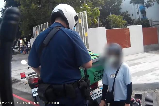 中市林姓女外送员19日骑机车在路口未两段式左转，经警拦停告发，她情绪激动拒绝签收，当街下跪求情，警方不为所动，告知法律相关权益，林女见下跪无效，才悻悻然离去。（警方提供／陈淑芬台中传真）