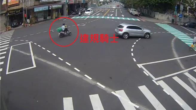 中市林姓女外送员19日骑机车在路口未两段式左转，经警拦停告发，她情绪激动拒绝签收，当街下跪求情，警方不为所动，告知法律相关权益，林女见下跪无效，才悻悻然离去。（警方提供／陈淑芬台中传真）