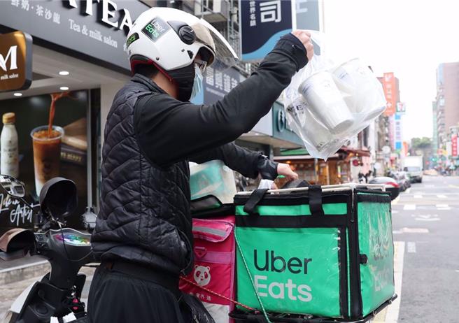 針對2大外送平台可能合併，民代要求相關局處保障外送員權益。（資料照片）