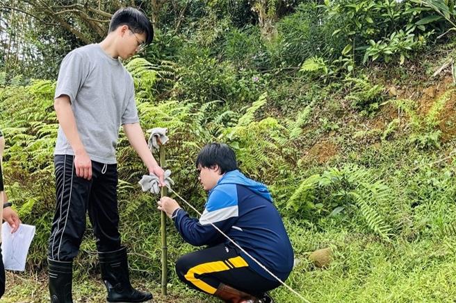 中华大学学生实地操作，在定植作业前进行放样，从中学习种植的各种实做技巧。（中华大学提供／陈育贤新竹传真）