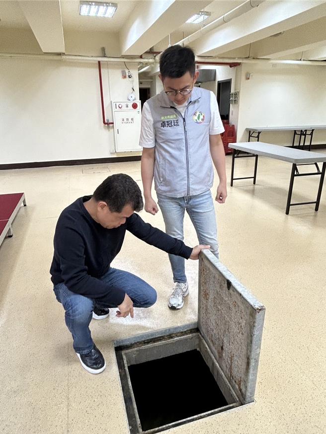 土城清水市民活动中心2022年1月20日启用，新北市长侯友宜还主持揭牌仪式，民进党新北市议员卓冠廷今在议会质询指出，土城清水活动中心落才2年成，但却出现蓄水池生蚊虫等五大缺失。（新北市议员卓冠廷提供）