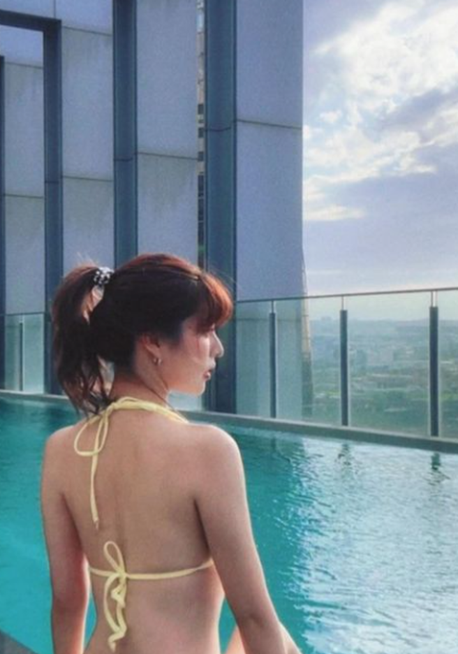 阿部玛莉亚分享泳装美照，大秀美背。（图／翻摄自阿部玛莉亚IG）