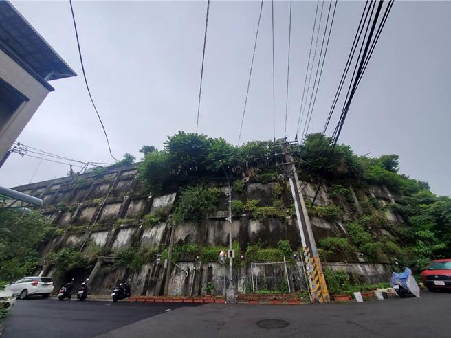 基隆市信义区深澳坑五期重划区的地锚完工日久，2022年发现数值异常，基隆市政府编列预算进行相关的补强及修復工程。（张志康摄）