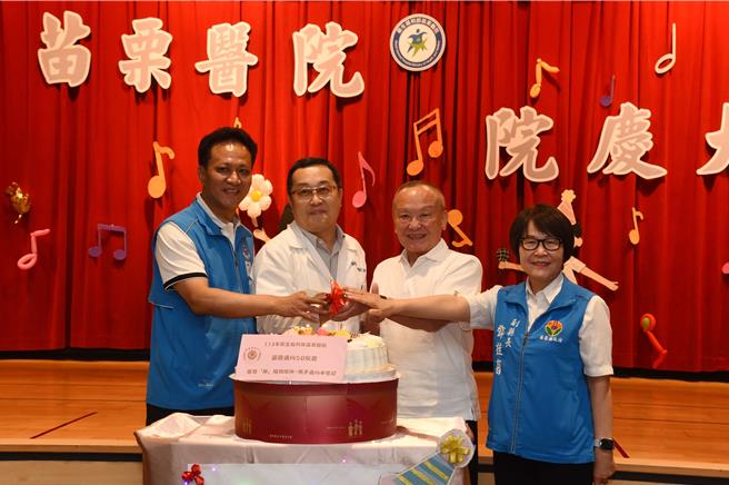 副縣長及來賓切蛋糕為苗栗醫院慶生。（苗栗縣政府提供／李京昇苗栗傳真）