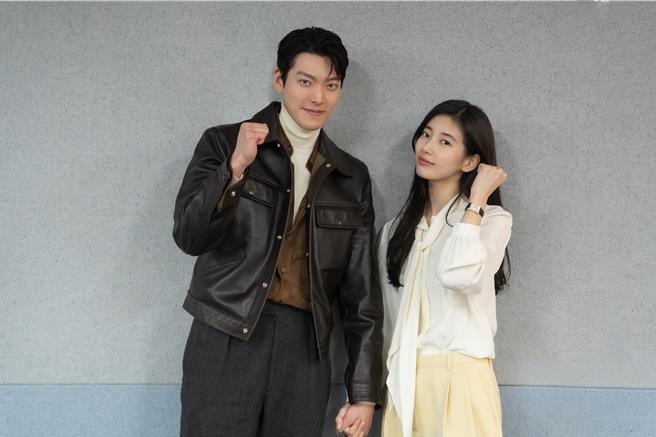金宇彬（左）跟秀智时隔7年后再次合作拍戏。（Netflix提供）