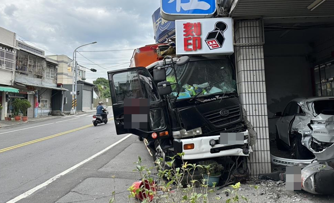 大货疑似闪车加上逆光撞进民宅，司机受困在驾驶座，所幸顺利救出并无生命危险。（民眾提供／叶静美彰化传真）