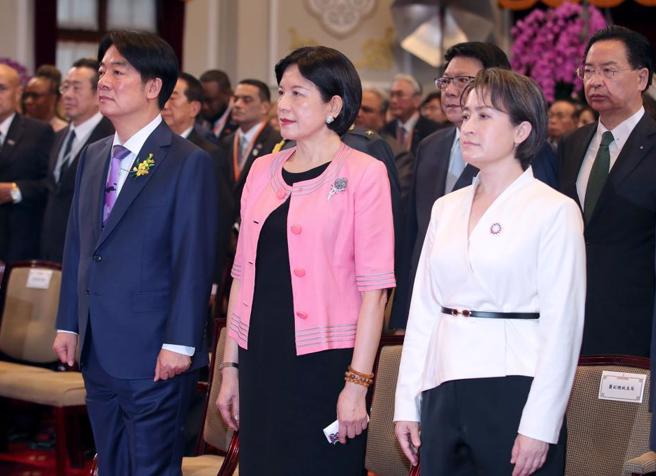 總統賴清德（左起）、第一夫人吳玫如、副總統蕭美琴出席就職典禮。（台北市攝影記者聯誼會提供）