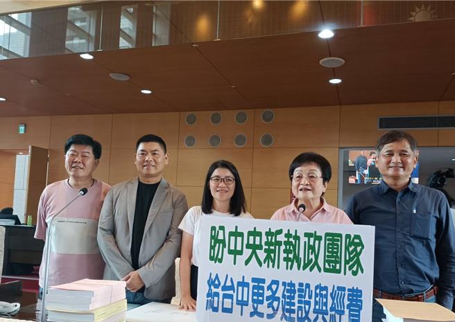 国民党籍市议员张瀞分市政总质询时脱口说出「卢秀燕总统」。（陈淑娥摄）