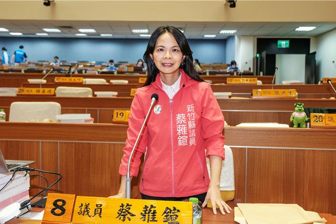 新竹縣議員蔡蕥鍹20日在議會質詢時指苗栗縣要求新竹縣底渣回運量由15％暴增至60％，相當不合理，是不平等條約，環保局說明是權宜措施，已恢復15％再生利料回運。（羅浚濱攝）