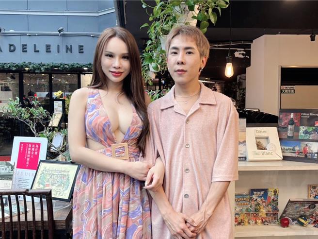 小A辣（左）與林進19日出席蘇心甯的新書發表會。（謝佩樺攝）