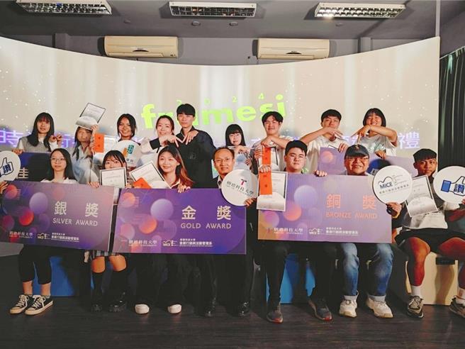 树德科大会展系与喜徕化妆品公司共同举办的「2024 Framesi时尚街拍暨短影音创作大赛」20日举行高中职摄影组颁奖，前三名得主分别来自嘉义家职、高雄三信家商及立志中学。（树德科大提供／林瑞益高雄传真）