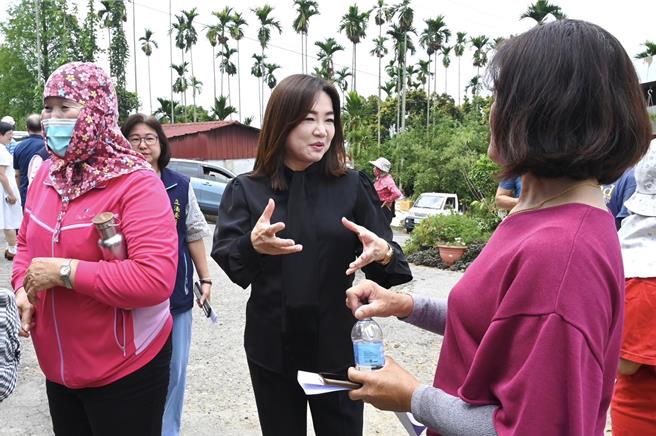 立委馬文君代南投縣中寮鄉廣興村頂城地區居民向中央爭取施設自來水，歷時5年終於有好結果，為居民感到開心。（馬文君提供／楊靜茹南投傳真）