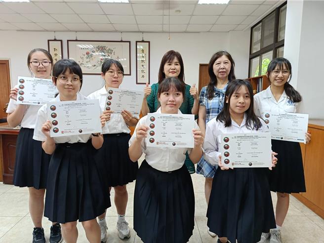 彰化女中2组学生参加国际数学建模论文挑战赛，一组同学将代表大中华区进军六月底的世界赛，另一组同学获中华赛最高荣誉特等奖，是该组唯一入围的台湾学校，展现彰化女中深耕数学建模实力。（叶静美摄）