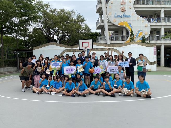 新竹市龍山國小籃球場20日完工啟用。（陳育賢攝）