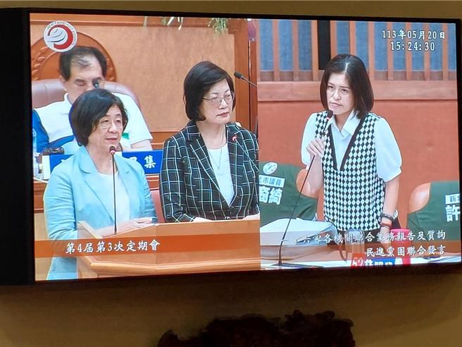 民進黨新北市議員許昭興接獲民眾陳情，長照專車預約接送都得來回，但看醫時間長，司機無法等人，建議來回由不同人接送。衛生局長陳潤秋承諾兩周內會提檢討報告。（陳慰慈攝）