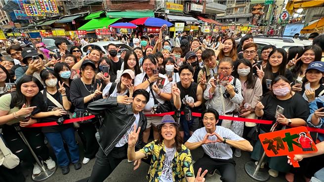 宋柏緯（左）、初孟軒《環南時候》一日店長活動將周末的夜市擠爆，現場湧入上百位粉絲參與。（CATCHPLAY提供）