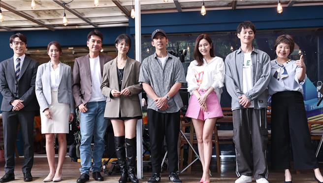 《秘书俱乐部》制作人修杰楷率主演群一起亮相。（陈俊吉摄）