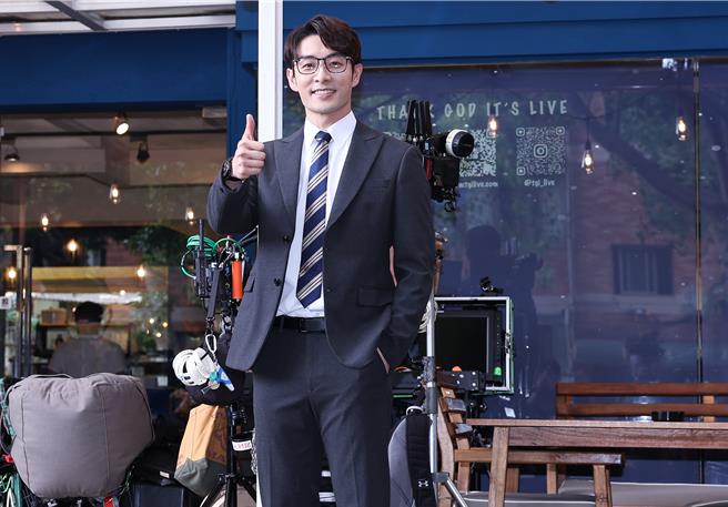 管麟一身健壮肌肉深受剧组女工作人员喜爱。（陈俊吉摄）