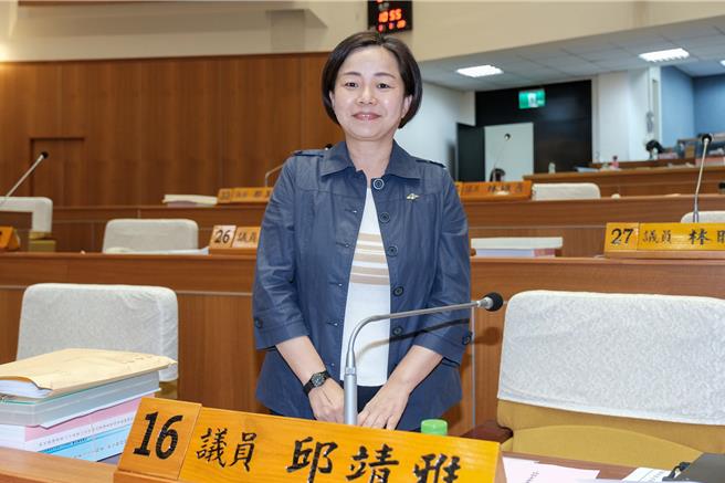 新竹县议员邱靖雅20日在议会质询时认为，县府在不到2公顷土地兴建总图和美术馆，很难发挥场馆要达到的功能，应把美术馆改为总图二馆。（罗浚滨摄）