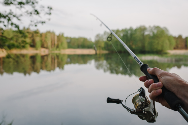 一名钓客在新店溪畔发现一具浮尸，浮尸双脚遭綑绑，家属认定是死者自己所为。（图：shutterstock／达志）