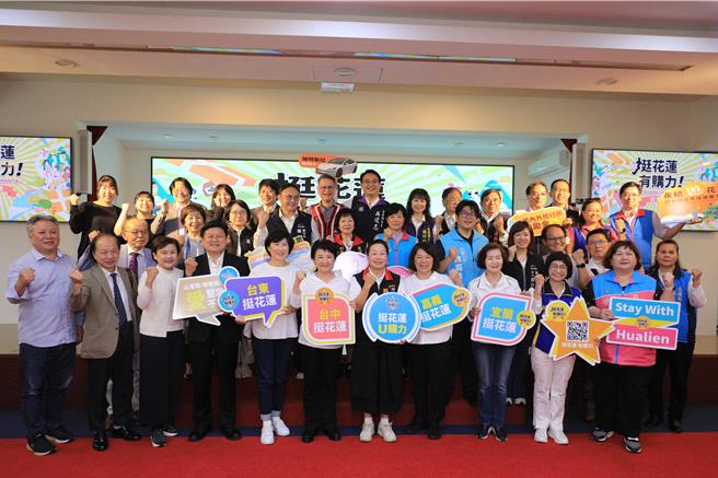 为展现对花莲震后重建的支持，台中市长卢秀燕（前左六）5月初号召女性县市长赴花莲关怀，也鼓励各界团体组团到花莲观光。（台中市府提供／林欣仪台中传真）