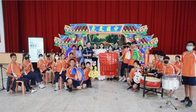 云林县虎尾国中、石榴国小等8所国中小日前参加「全国学生创意戏剧比赛」，拿下5特优、3优等佳绩，20日县文化观光处到各校张贴红榜，并宣布今年「云林国际偶戏节」将配合国庆烟火在云林，10月10日至13日登场。（云林县政府提供／张朝欣云林传真）