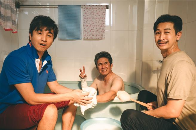 王少偉、邱凱偉爭相幫洪都拉斯洗澡。（公視提供）