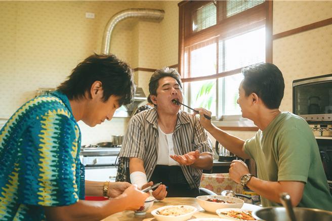 王少偉、邱凱偉為錢財爭相照顧受傷的洪都拉斯。（公視提供）