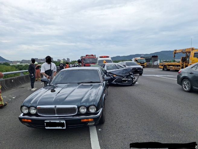 今（20日）下午13时51分许，国道3号北向45公里土城路段发生一起5车事故。（图／警方提供）