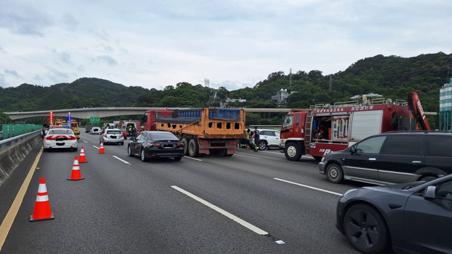 今（20日）下午13时51分许，国道3号北向45公里土城路段发生一起5车事故。（图／警方提供）