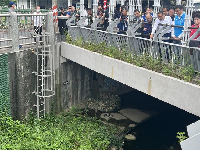 侯友宜視察藤寮坑溝二期工程整治成果。（王揚傑攝）