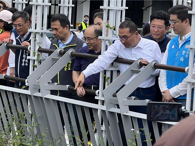 侯友宜視察藤寮坑溝二期工程整治成果。（王揚傑攝）