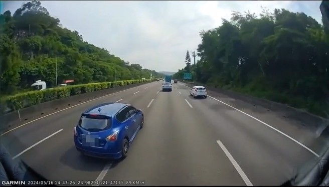藍色轎車硬擠聯結車，還故意踩煞車，最終結局就是GG收場。（翻攝爆料公社）