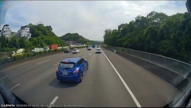 藍色轎車第二次硬擠切換車道。（翻攝爆料公社）