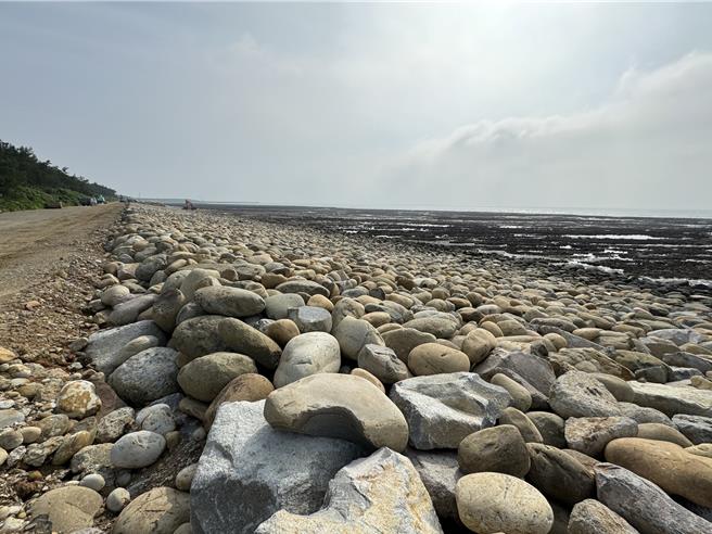 桃市海岸及資源循環工程處在新屋區施作逐浪天梯1期工程，740公尺拋石護岸預計年底前完工，2期原計畫打造天籟海堤，卻因北岸圍堤工程所造成的凸堤效應有待評估，未來仍以禦潮及自然景觀的生態工法為主。（桃市海資處提供／呂筱蟬桃園傳真）
