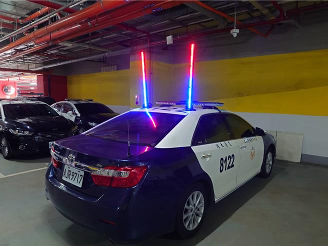 中市警局交通大队全国创新设计、公开招标由厂商生产的「多功能活动式车顶LED警示灯」，具机动性又实惠，市警局採购222组20日起发放使用。（台中市警局交通大队提供／陈淑芬台中传真）