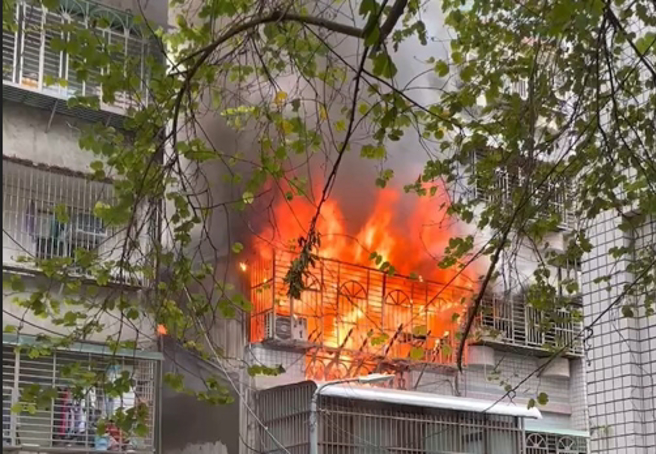 中和華新街下午3時許發生公寓火警，所幸並未有人員傷亡。（翻攝畫面）