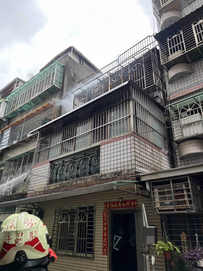 中和華新街下午3時許發生公寓火警，所幸並未有人員傷亡。（翻攝畫面）