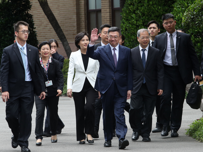 任行政院长卓荣泰（中）20日主持完行政院联合交接典礼后，率副院长郑丽君（中左）及秘书长龚明鑫（中右）一起走到行政院中央广场，准备与新阁员们一起拍大合照。（刘宗龙摄）