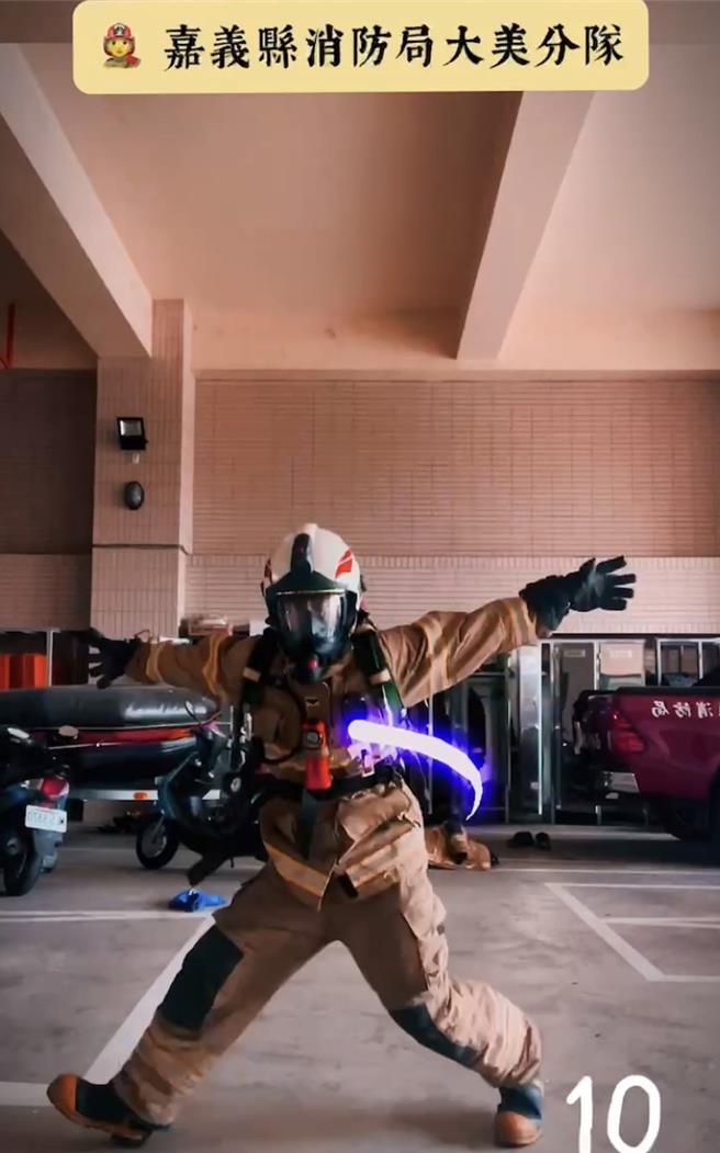 嘉义县消防局大美分队队员张咏翔日前身着25公斤重全套SCBA装备挑战16蹲，影片一发布就受到网友疯狂转载、分享。（嘉义县消防局提供∕吕妍庭嘉义传真）