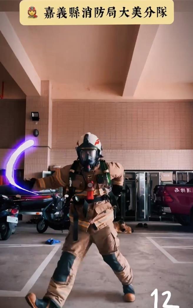 嘉义县消防局大美分队队员张咏翔日前身着25公斤重全套SCBA装备挑战16蹲，影片一发布就受到网友疯狂转载、分享。（嘉义县消防局提供∕吕妍庭嘉义传真）