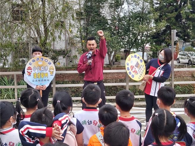 张咏翔平时在分队单位除了执行救灾救护勤务外，也办理防火防灾宣导。（嘉义县消防局提供∕吕妍庭嘉义传真）