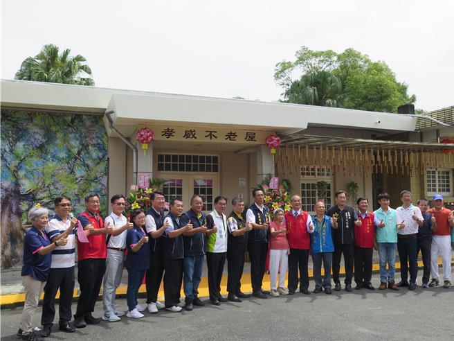 宜兰县五结乡公所将原清洁队办公室閒置空间，经一番修缮整理后，设置孝威不老屋「生命树咖啡馆」，6月3日起周一至周五开馆，让长辈们活到老学到老，巧手调制浓醇香郁的咖啡。（五结乡公所提供／吴佩蓉宜兰传真）