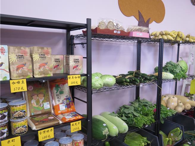 咖啡馆自6月3日起每星期一至星期五，早上9时至下午4时开馆，馆内除了咖啡外，也有农民市集商店，推广农民们种植的蔬菜及农产品。（五结乡公所提供／吴佩蓉宜兰传真）